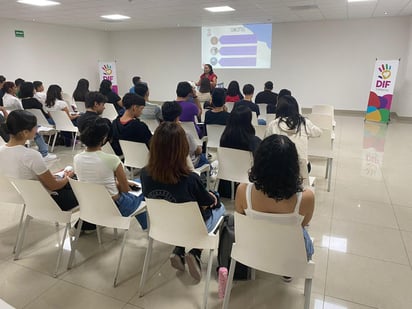 Ofrece DIF Torreón, charla a un grupo de 70 jóvenes empacadores, sobre inteligencia emocional. (EL SIGLO DE TORREÓN)