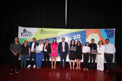 El alcalde Homero Martínez entregó el Premio Municipal de las Juventudes 2023 a cinco jóvenes destacados de Lerdo. (CORTESÍA)