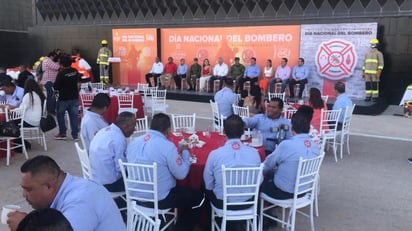 Se entregaron reconocimientos en el Día del Bombero, además de anunciar que se proyecta una nueva área al norte de la ciudad. (FERNANDO COMPEÁN / EL SIGLO DE TORREÓN)