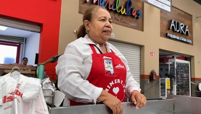 Irma Yolanda Martínez, a sus 64 años de edad, es madre de 4, abuela de 15 y bisabuela de 5 pequeños, con quienes espera celebrar hoy. (VAYRON INFANTE / EL SIGLO DE TORREÓN)