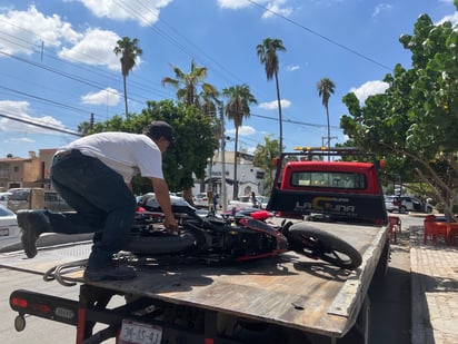 El lesionado, de 28 años de edad, circulaba en una motocicleta de color rojo con negro.