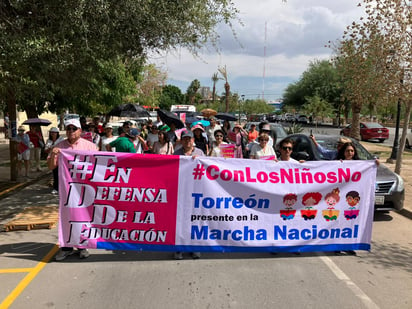 Esta mañana se colocó una mesa de recepción de firmas por parte de la Unión Nacional de Padres de Familia (UNPF). (EL SIGLO DE TORREÓN)