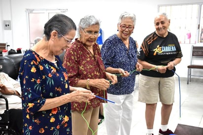 Celebran a los adultos mayores que forman parte del Club de los Abuelos del DIF Torreón. (CORTESÍA)