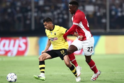 Orbelín Pineda (i) fue titular y disputó todo el partido, en la derrota del AEK 2-1 ante Royal Antwerp (EFE)