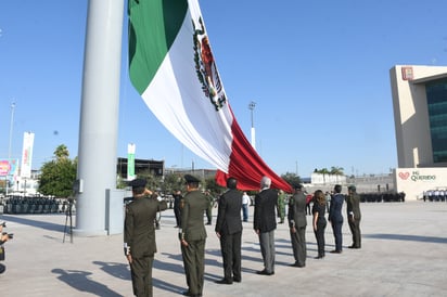 El acto cívico se desarrolló en la explanada de la Plaza Mayor. (Foto: FERNANDO COMPEÁN / EL SIGLO DE TORREÓN)