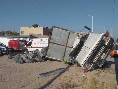 El conductor perdió el control del volante, cayó en un pozo y finalmente volcó.