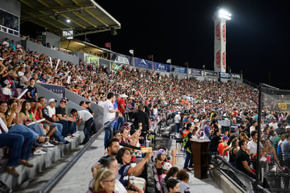 La afición sigue haciendo grandes entradas en el estadio Revolución, donde los Algodoneros suman siete triunfos en igual número de juegos. (JORGE MARTÍNEZ)