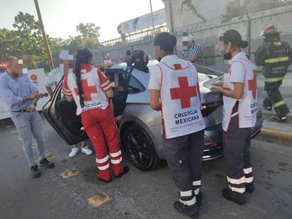 Paramédicos de la Cruz Roja arribaron al lugar para atender a la joven conductora del auto sedán.