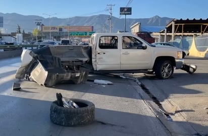 Luego de derrapar dando un giro, se impactó contra una luminaria, quedando el plafón sobre el pavimento. (Foto: ISABEL AMPUDIA / EL SIGLO COAHUILA)