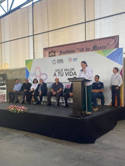 Fue en el Instituto 18 de Marzo donde se ofreció una charla a los jóvenes sobre la prevención de suicidio. (EL SIGLO DE TORREÓN)