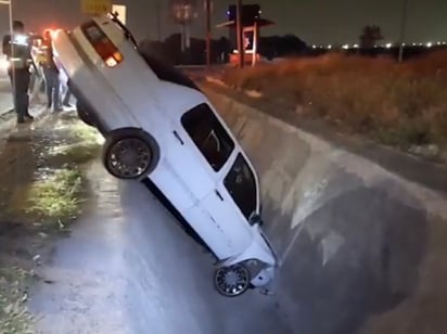 Se duerme al volante y acaba en un canal pluvial en Saltillo