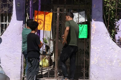 Vecinos les abren sus casas a los migrantes para hacer uso de sus regaderas y energía eléctrica a cambio de unos pesos. (VAYRON INFANTE)