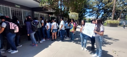 Se realizó una manifestación pacífica a favor de Christian Ariel, estudiante golpeado la semana pasada. (EL SIGLO DE DURANGO)