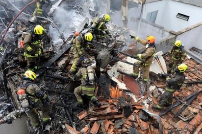 En redes sociales, usuarios compartieron imágenes del momento en que la avioneta está en caída libre hasta estrellarse contra el techo de la vivienda. (ESPECIAL)