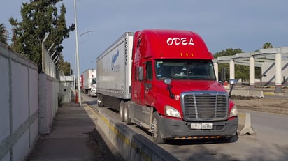 Los camiones duraban horas esperando su turno mientras se realizaban las revisiones. 