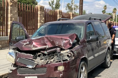 Le fallan los frenos a conductora y choca con camión de pasajeros en Torreón