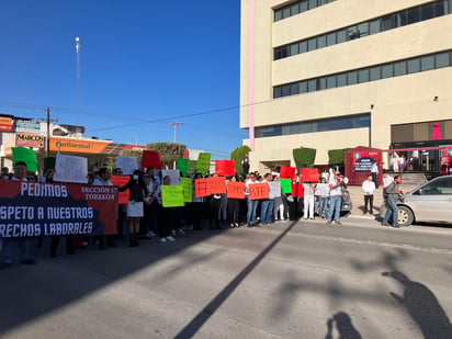 Con el bloqueo de los trabajadores del Poder Judicial de la Federación en el bulevar Independencia, se desquició durante una hora el tráfico en Torreón. (FABIOLA P. CANEDO / EL SIGLO DE TORREÓN)