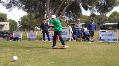 En una de las actividades donde los jugadores interactuan, está el pegar con el driver arriba de una tabla, donde cuesta mantener el equilibrio.