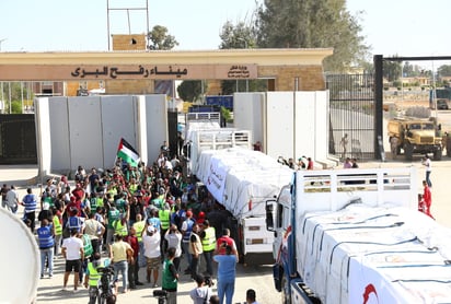 Centenares de voluntarios y camiones hacen fila para acceder a la franja. (KHALED ELFIQI / EFE)