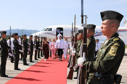 El mandatario venezolano llegó acompañado de su esposa, Cilia Flores, a Palenque, donde lo recibió la secretaria del Bienestar de México, Ariadna Montiel. (X)