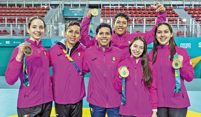 Victoria Heredia, Brandon Plaza, el entrenador Abel Mendoza, Carlos Sansores, Daniela Souza y Leslie Soltero, lucen las medallas que obtuvieron en los Juegos Panamericanos. (Conade)
