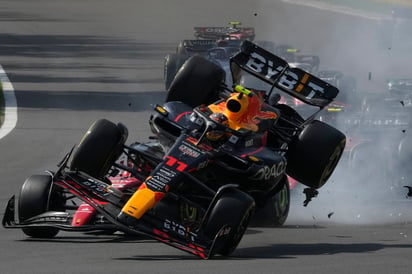 Sergio Pérez arriesgó en la primera curva y chocó con Charles Leclerc, lo que provocó su salida a pocos segundos de iniciar la carrera.