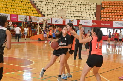 Desde las 10:00 de la mañana los equipos se dieron cita en el Auditorio Municipal para disputar los partidos de la fase final. (RAMÓN SOTOMAYOR )