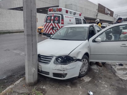 Conductor pierde el control y choca contra vehículo estacionado, a su paso impacta a un hombre.