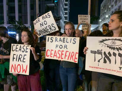  Manifestantes israelíes protestan contra la ofensiva militar israelí sobre Gaza en Tel Aviv, ante el cuartel general del Ejército israelí este sábado. EFE/ Joan Mas Autonell