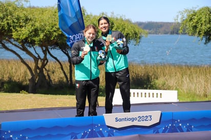 Beatriz Briones (i) y Karina Alanís (d) ganaron oro en el K2 500 metros de canotaje, con lo que México rompió su récord de medallas áureas.