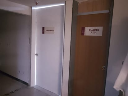 La falta de blindaje suficiente en la sala de Tomografía provoca radiación de fuga. Las paredes no están recubiertas al 100 por ciento de lámina de plomo y la puerta no está sellada en su totalidad.