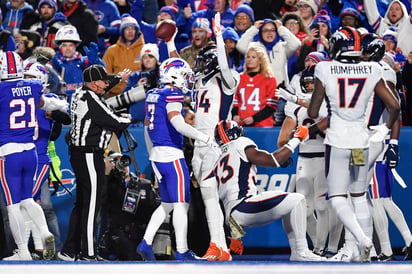 Courtland Sutton (14) celebra luego de realizar una gran atrapada en la zona de anotación, que fue clave en la sorpresiva victoria como visitantes de los Broncos 24-22 sobre los Bills de Buffalo. (AP)
