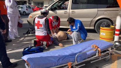 El médico de una farmacia cercana acudió para atender al hombre. (EL SIGLO DE TORREÓN)