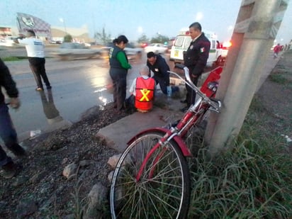 Tras esquivar la unidad terminó cayendo en un bache. (EL SIGLO DE TORREÓN)