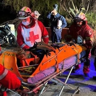 Una vez que lograron sacarlo del lugar de inmediato lo colocaron en la ambulancia. (EL SIGLO DE TORREÓN)