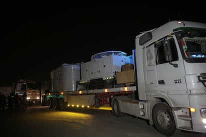 Según la Media Luna Roja Palestina, desde que entró en vigor la tregua en Gaza el 24 de noviembre y hasta ayer, han ingresado al enclave 1,132 camiones de ayuda humanitaria, con una media de 188 por día. (ARCHIVO)