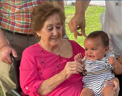 Doña María Dolores 'Lolita' Mendoza, viuda de don José Rebollo Acosta. fue dos veces presidenta del DIF y fundadora del programa de la Tercera Edad en Gómez Palacio. (ESPECIAL)