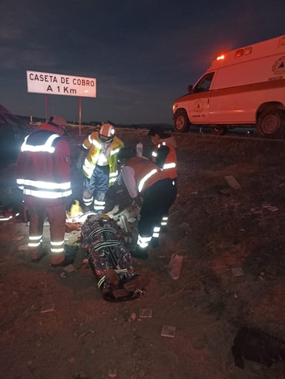 Paisanos sufren accidente tras la ponchadura de un neumático trasero de su unidad.