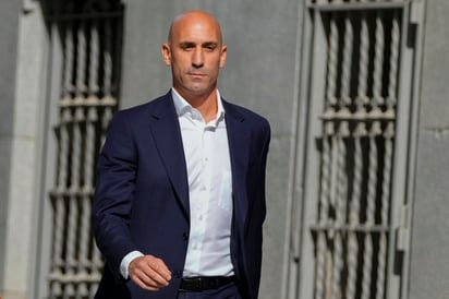 El expresidente de la Federación de Fútbol de España Luis Rubiales 'al parecer beso de manera forzosa' en la cara a una jugadora inglesa antes de besar a Jenni Hermoso. (FOTO: AP)