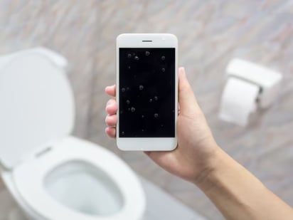 ¿Por qué no usar el celular en el baño?