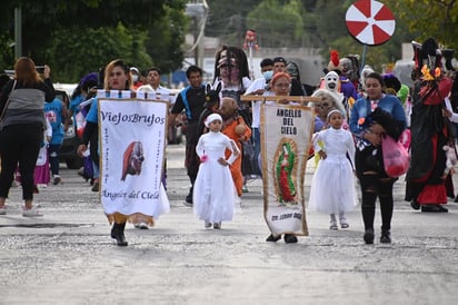 Los vestuarios y máscaras de los 'brujos' son adquiridos en diversas partes del país, entre ellos Querétaro.