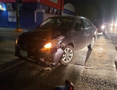 Paramédicos de la Cruz Roja arribaron al lugar para atender al motociclista, mismo que terminó tendido sobre la cinta asfáltica con múltiples golpes en el cuerpo. (EL SIGLO DE TORREÓN)