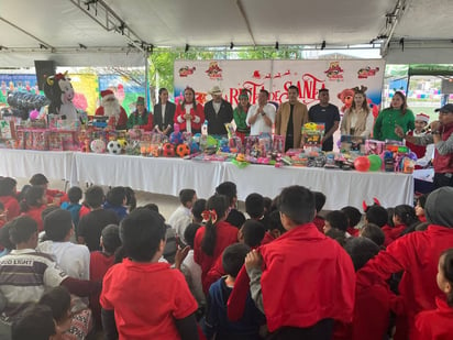 Fue en las instalaciones del Club de Niños y Niñas del DIF en la colonia Valle de Chapala donde se llevó a cabo la entrega. (EL SIGLO DE TORREÓN)