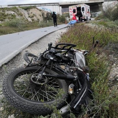 El motociclista sufrió una salida de camino. (EL SIGLO COAHUILA)