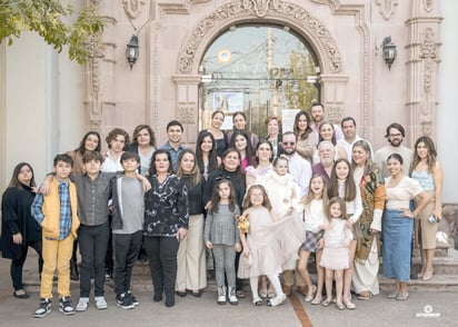 Isabella Borbolla Braham con toda su familia.- ERICK SOTOMAYOR FOTOGRAFÍA