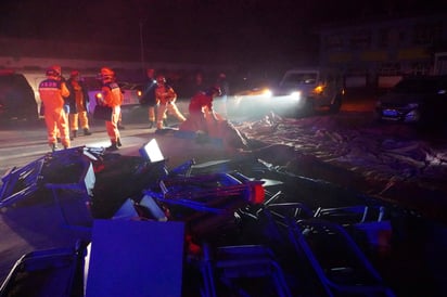 Por el momento también permanecen suspendidos en la zona afectada los servicios ferroviarios de pasajeros y transporte de carga. (AP)