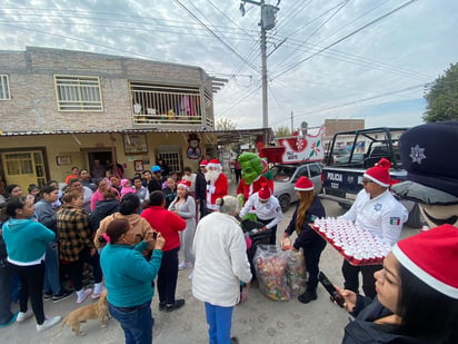 Los policías llevaron juguetes y bolos a los niños.