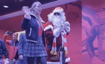 Taylor Swift llegó acompañada de Santa Claus al partido de los Chiefs de Kansas City