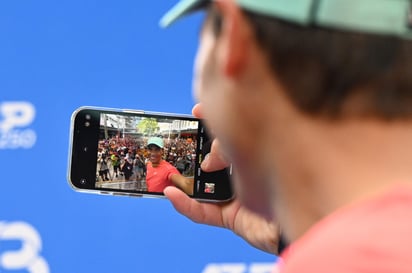  El tenista Rafael Nadal se hace un selfie con sus seguidores a su llegada al Brisbane, Australia este viernes donde se encuentra para disputar el torneo internacional de Brisbane, lo que supone su vuelta a los terrenos de juego tras un largo tiempo retirado por una lesión. EFE/ Darren England