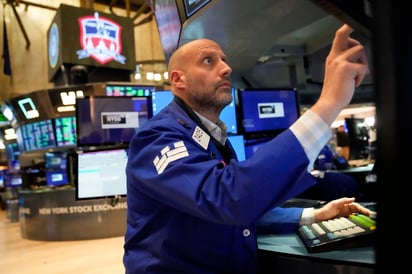 Al cierre de las operaciones en la Bolsa de Nueva York, el Dow Jones se situó en 37,441 puntos. El selectivo S&P 500 bajó un 0.34 %, hasta 4,689 unidades. (ARCHIVO)